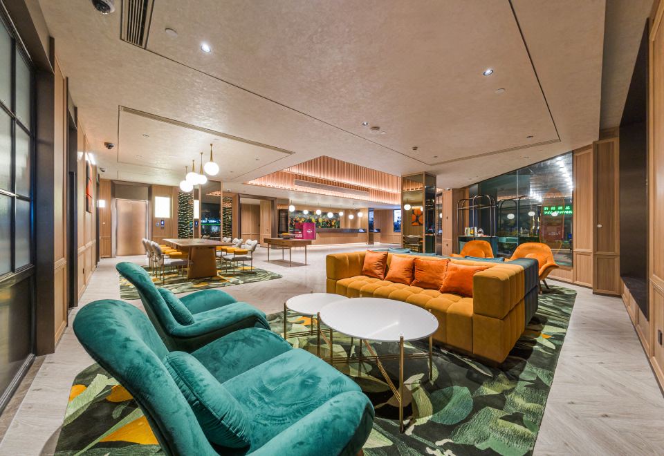 Orange 호텔의 리셉션 공간과 체크인 키오스크