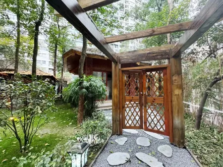 Chongqing Yufeng Hot Spring Hotel (Nanbin Road Haiqi Xiaoyue Branch) Отели рядом с достопримечательностью «Chongqing University of Commerce and Industry (Lanhuahu Campus)»