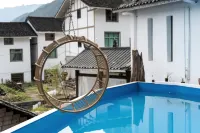 Fanjing Mountain Four Courtyard Homestay - Rooftop Pools
