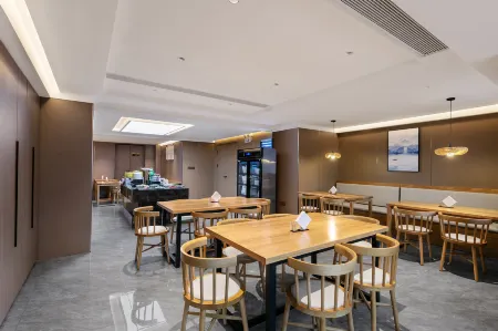 QIANNA HOTEL GLORIOUS(Weihui Branch)