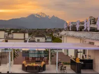 雲溪海棠·日照金山全景空中花園酒店 鄰近黑龍潭公園的酒店