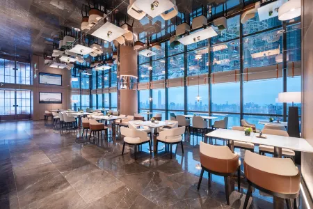 Atour Hotel Wuhan  Riverview Jianghan Road Pedestrian Street Отели рядом с достопримечательностью «Yangsigang Yangtze River Bridge»