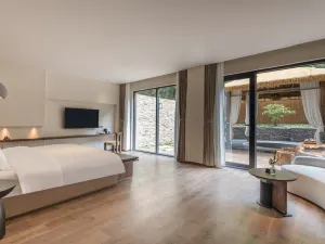 Zhuishan Mingjing Hot Spring Resort Hotel