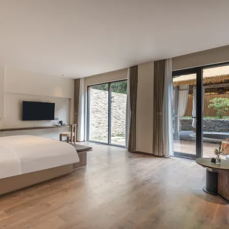 Zhuishan Mingjing Hot Spring Resort Hotel