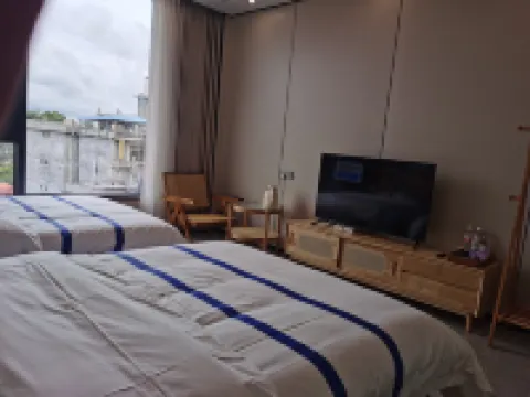 Dong  Xing  Qi  Dao  Hai  Bian  Xiao  Yuan