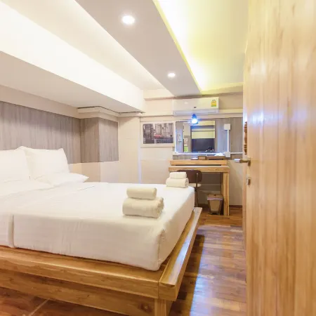 GOYA Hotel Отели рядом с достопримечательностью «Мост Наварат»