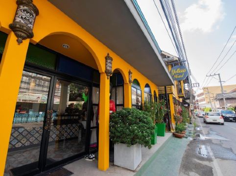 เยลโลละมุน โฮเท็ล