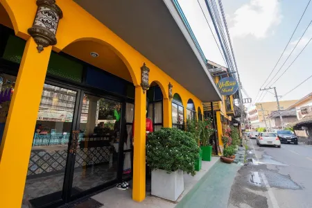 Yellow Lamoon Hotel Отели рядом с достопримечательностью «Wat Ket Karam Museum»