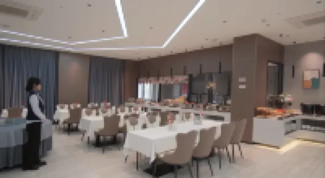 Qingdao Shiguang Hotel (May Fourth Square Ningxia Road Subway Station)