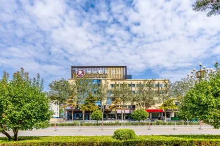 Jifeng International Hotel (Baotou Iron and Steel Street Wangfujing Branch) Отели рядом с достопримечательностью «Inner Mongolia University of Science & Technology»