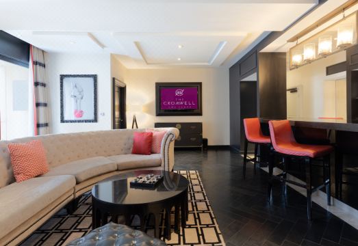 1. 더 크롬웰 호텔..