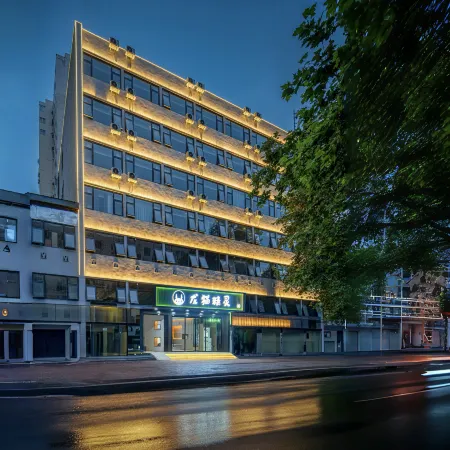 Dragon Cat Elf Hotel (People's Hospital Subway Station Branch) Отели рядом с достопримечательностью «Хэнаньский экзаменационный центр для экзаменов гражданской службы, образовательный центр Huatu»