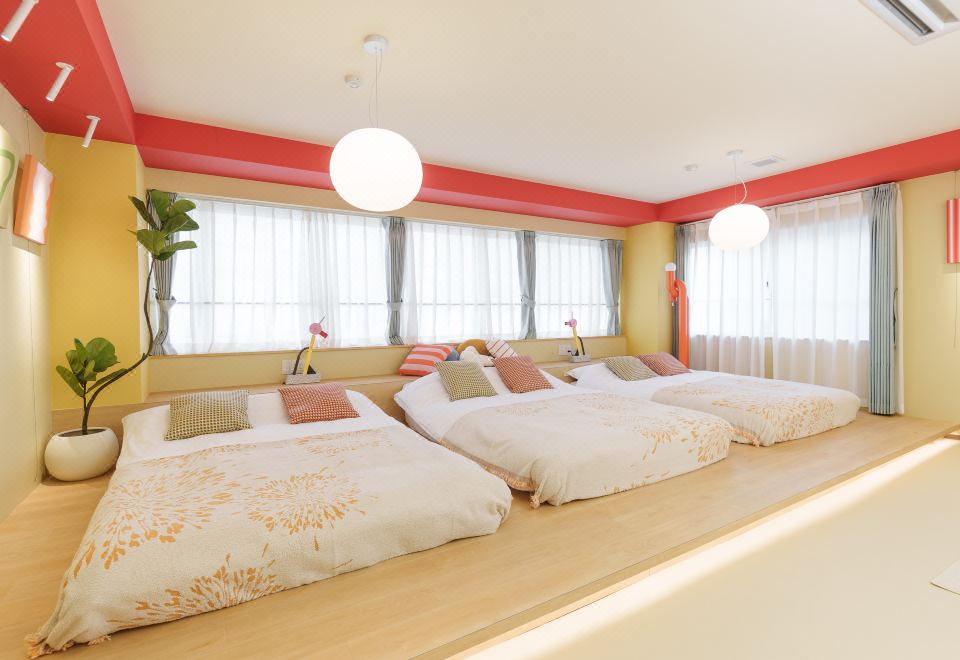 토라 호텔 오카치마치 객실의 잘 정돈된 침대