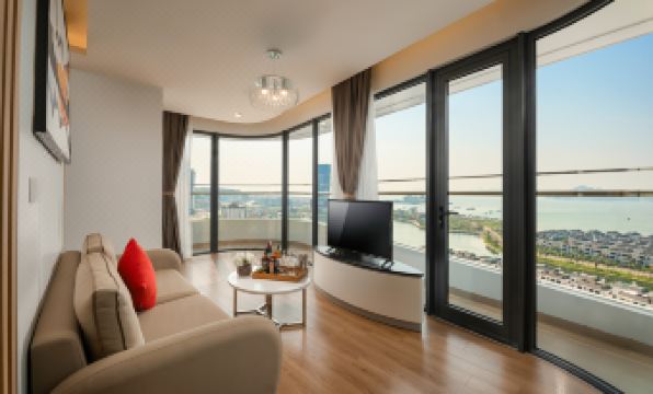 DeLaSea Ha Long Hotel - Modern Bayview Escape