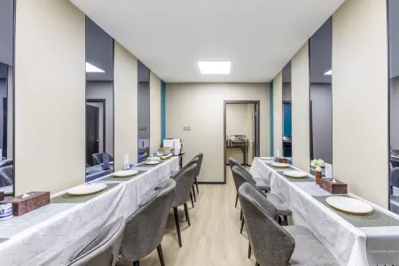 Karen Century Hotel (Mudu Ancient Town Lingyan Mountain Scenic Area Branch) Отели рядом с достопримечательностью «Hongyin Shanfang Resort»