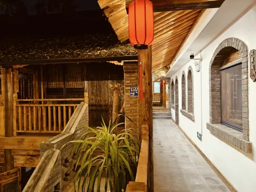 Luogong Qiuyuan Homestay (Luoyi Ancient City Lijingmen Cross Street)