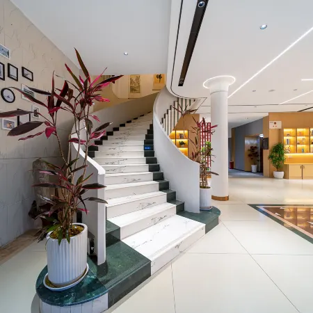 Yinhua Zhixuan Hotel (Dali High-speed Railway Station Erhai Park)