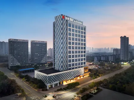 Borrman Hotel (Nanchang West Station North Square Subway Station) Отели рядом с достопримечательностью «CPC Nanchang Committee Party School»