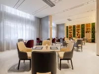 Lavande Hotels (Mudanjiang railway station second people's hospital branch) - parkir