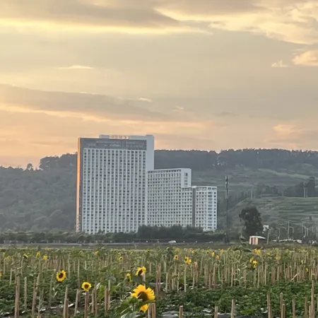 Chengjiang Fuxian Lake Lanhai Resort Hotel (Moon Bay Wetland Park)