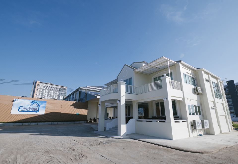 엥 파 루앙 호텔의 모던한 외관