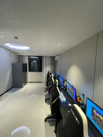 i Electronic Sports Hotel (Xingren People's Hospital Xingren Square) Отели в г. Синжэнь