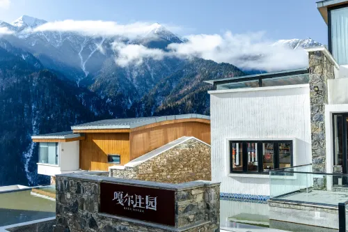 Floral Lux Hotel·Dagu glacier gaer Manor Hotel