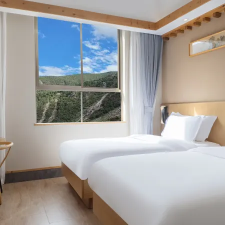 Baiyue Mountain Lodge Hotel (Shangri-La Town Daocheng Yading Scenic Area)