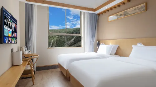 Baiyue Mountain Lodge Hotel (Shangri-La Town Daocheng Yading Scenic Area)