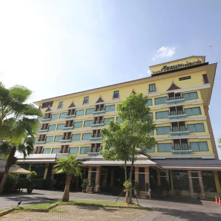 Ruean Phae Royal Park Hotel Отели рядом с достопримечательностью «Big C  Питсанулок»