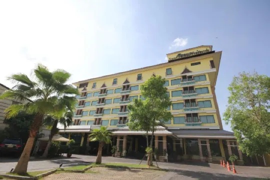 Ruean Phae Royal Park Hotel