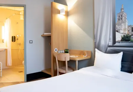 B&B Hôtel Avignon (2) Отели рядом с достопримечательностью «Camping du Grand Bois»