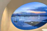 Yuli, the designer of Yushe, is amazed by the tranquil sea view homestay