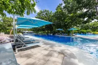 Group Family Suite Tambuli Residences 1-Bedroom, Sleeps up to 6 by Dominik Pool Balcony Mactan - สระว่ายน้ำแบบอินฟินิตี้