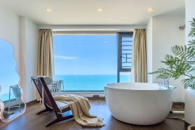 Dongshan Blue Crystal Seaside Homestay (Double-faced Hainanmen Bay Branch)