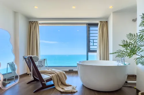 Dongshan Blue Crystal Seaside Homestay (Double-faced Hainanmen Bay Branch) Hotels in Dongshan