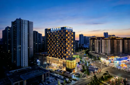 Huijianshang Hotel (Wuhu High-Speed Railway Station Zhongyu Yijiangnan Strolling Street)