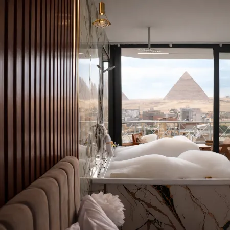 Zoom Pyramids View Inn