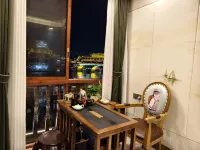 Miss Dong’s River View Homestay, Fenghuang Ancient Town - ที่มีบาร์