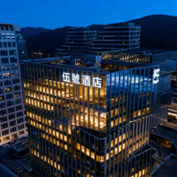 HOTEL FIVE Hotels near National Geographic Ultimate Explorer