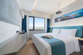 Qiyue Xincheng Hotel (Jiujiang Railway Station Changhong Avenue)