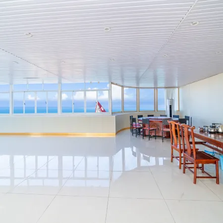 Beihai Yihai Qingcheng Seaview Hotel (Old Street Underwater World Shop)