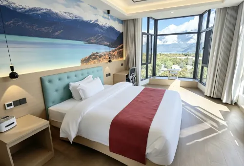 Lakeside Charm · Lake Charm | Snowy Sacred Lake · Scenic Inn (Gongbo'gyamda Basongcuo) - Parkering