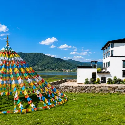 Shangri-La Moye Xingyu Designer Oxygen Manor Hotels near Napahai Tourism Area Dala Scenic Spot