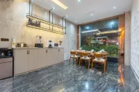Keyi Boutique Hostel - balcony