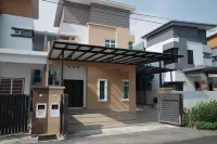 Private Pool Villa, 4BR Sleeps 18, Near Batu Pahat Mall - Pet friendly