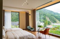 Xueyu Vale · Riverside Mountain Manor (Wolong Branch) - parking