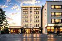 Lan Hai · LANHOTELS Design Hotel (Lingshui High-Speed Railway Station Haiyun Plaza) - parkir