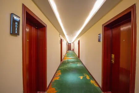 Xianzi Hotel (Qianjiang Longxia Street) Отели рядом с достопримечательностью «Cao Yu Park»