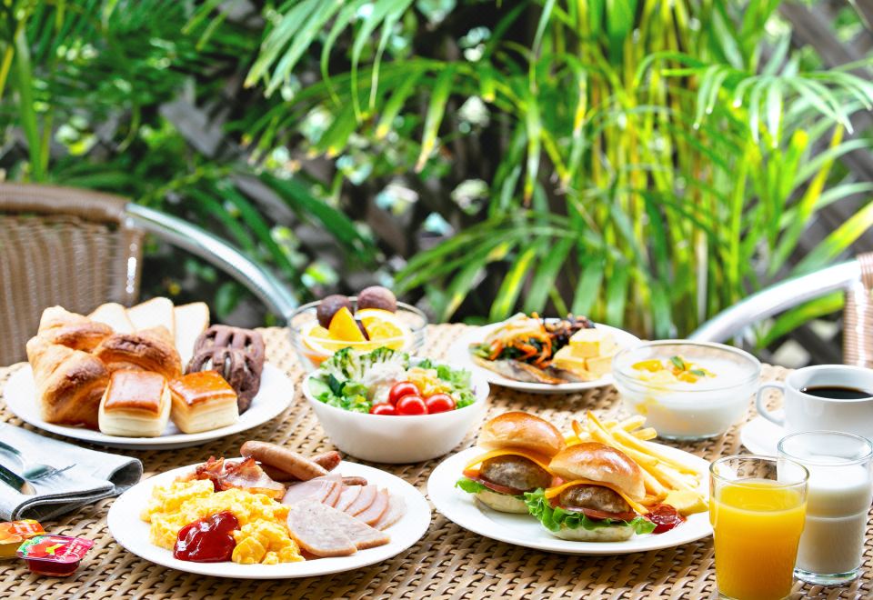 Holiday Inn Osaka Namba의 로비 또는 레스토랑 사진